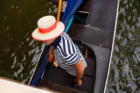 在意大利威尼斯运河上戴着典型头饰的Gon图片