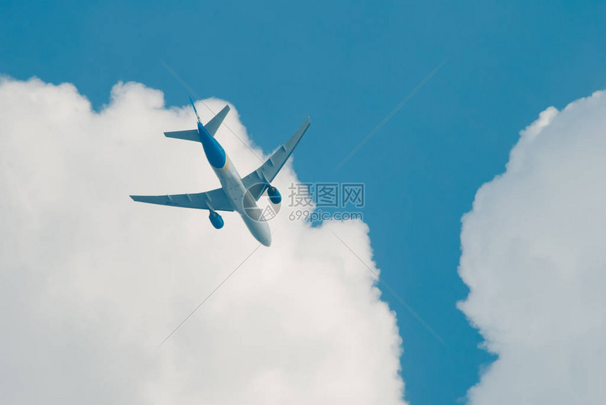 飞机在云端飞翔公务飞行厚的云层图片