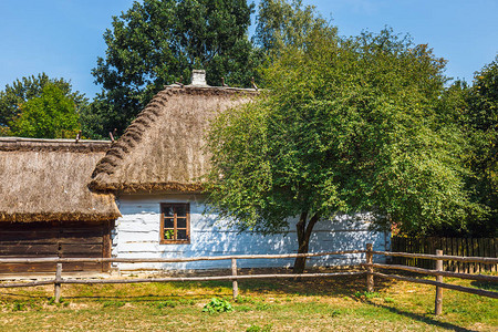 带茅草屋顶的旧木屋波兰图片