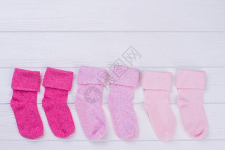 多彩的羊毛和棉粉色袜子复制空图片