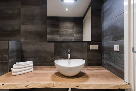 浴室的现代内部洗脸盆是用白色的大块贝壳放在木桌上的明亮的灰色功能内饰中的极简主义和图片