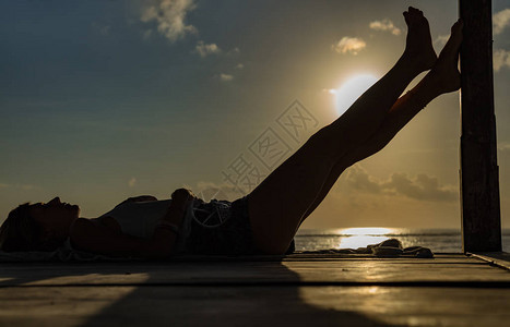 享受海洋热带日落日出的女孩图片