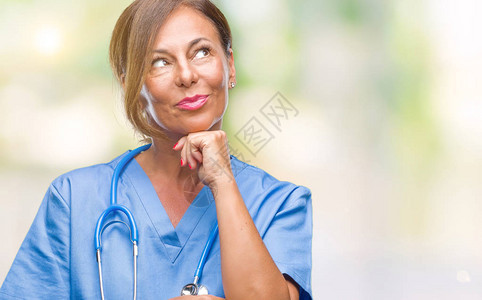 中年高级护士医生女人在孤立的背景下用手托着下巴思考问题图片