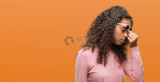 美丽的年轻西班牙裔女人戴着墨镜累了揉鼻子和眼睛感到疲劳和头痛压力图片