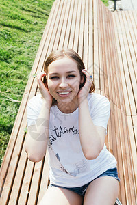 莫斯科市中心一个城市公园的长椅上摆着一名年轻女图片
