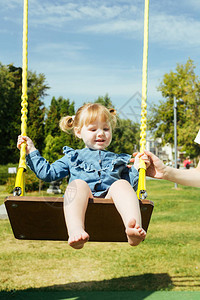 一个三岁女孩的肖像在一个温暖阳光明媚的日子在一个城市公图片