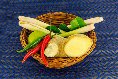 柳条篮中蓝色背景的泰国山药辣汤配料蔬菜素食传统菜量图片