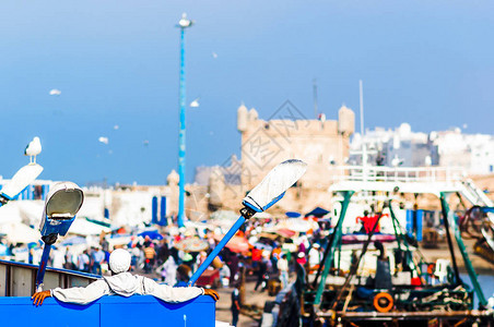 在摩洛哥塞萨乌拉港放松人图片