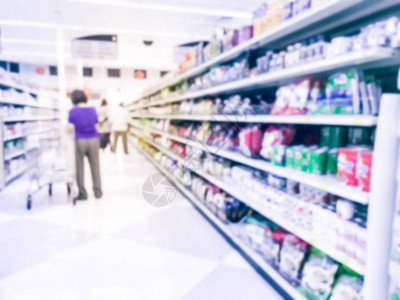 在美国德克萨斯州达拉斯的亚洲超市购买罐头食品和草药的顾客动作模糊图片