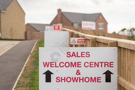 英国新住宅开发地产入口的销售欢迎中心和展出标志Showhome图片