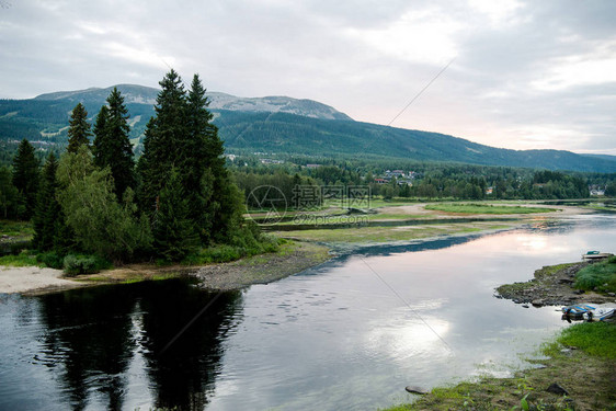 背景中的河流和青山鸟瞰图挪威最大的滑雪图片