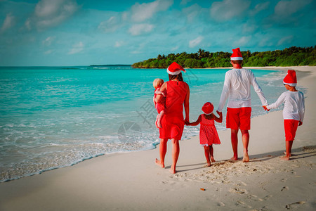圣诞节和假日旅行时有孩子在热带海图片