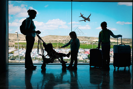 检查机场的飞机家庭旅行和家居旅行图片