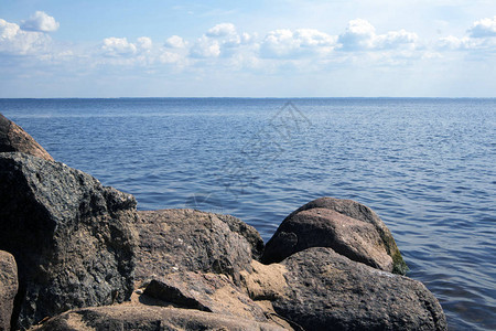 沙滩巨石海和天空的风景图片