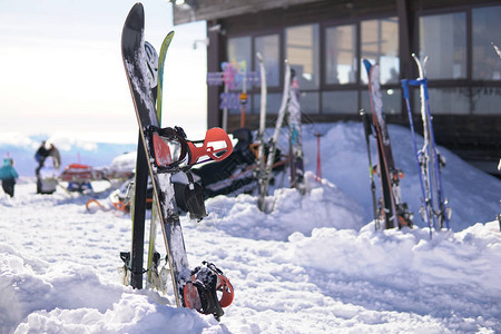 雪在运动器材滑雪板和滑雪板图片