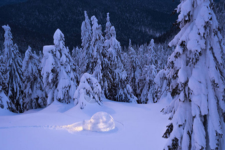 雪屋山里的冬天夜间景观与极端游客的庇护所户外探图片