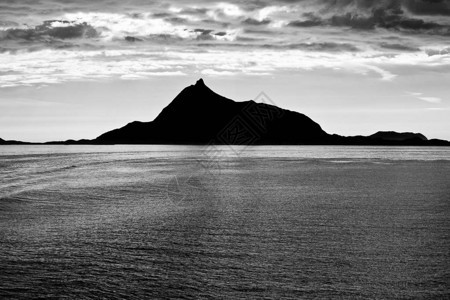 挪威特拉埃纳岛群从海洋中向外的山图片