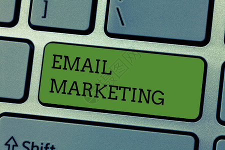 商业图片显示向一群使用邮件的人发送商业信息图片