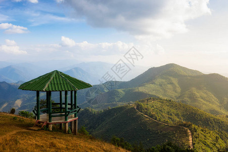 山上的亭子在观点山DoiPuiCu与高山风景秀丽的风景在晚上泰国夜丰颂的图片