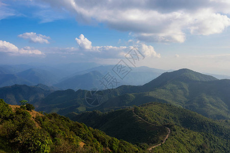 高山风景在傍晚图片