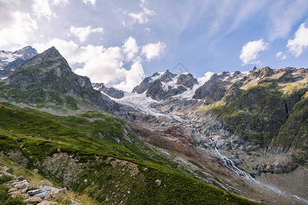 冰川雪融化成圣山勃朗山图片