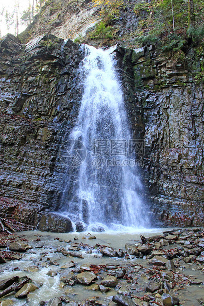 与水从悬崖上落下的瀑布喀尔巴阡山脉的马雅夫斯基瀑布水从悬崖上掉下来山区河图片