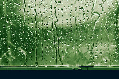 窗玻璃上的背景雨滴绿色清新图片