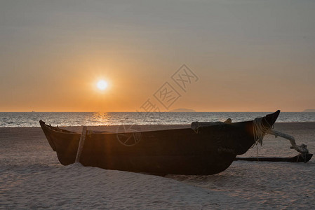 印度果阿Arossim海滩的渔船图片