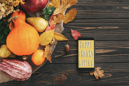 电话空屏上的感恩节快乐短信和美丽的南瓜背景图片