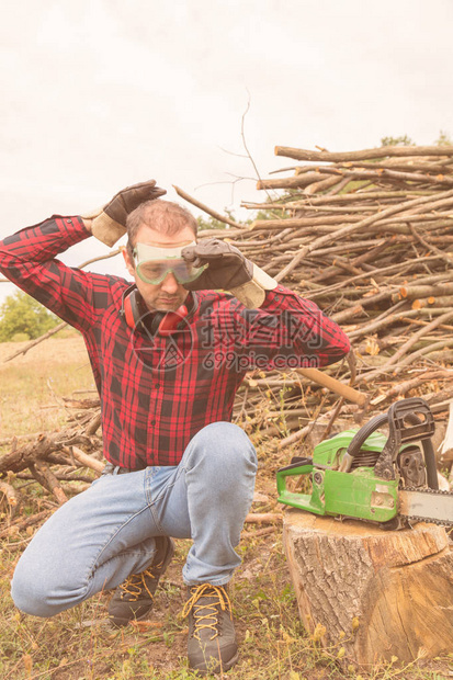 伐木工人准备砍柴过冬图片