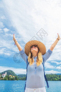 年轻女子张开双臂享受户外活动图片