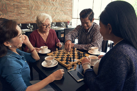 年长的亚洲老人在餐图片