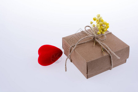 白色背景中带黄花的心和包装礼盒图片