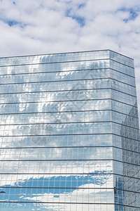 美国现代商业建筑玻璃墙上的云层反射近距离详细拍摄图片