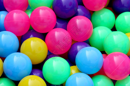 彩色塑料球让孩子们在水上乐园玩球图片