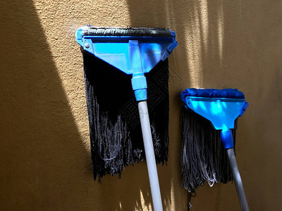 冲洗清洁房屋滑板的脏拖把蓝色图片