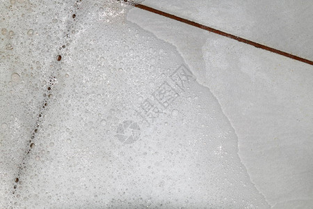 用擦洗浴室地板污垢的泡沫肥皂清洁剂图片