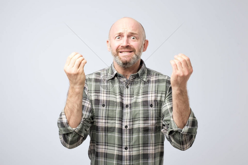 片场拍摄的兴奋过度情绪激动的成熟男子高清图片下载-正版图片505484325-摄图网