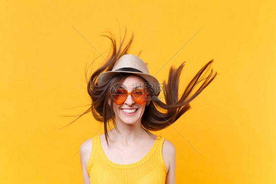 戴着草帽夏的兴奋微笑的年轻女子的肖像图片