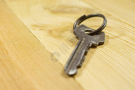 木桌上的老式钥匙图片