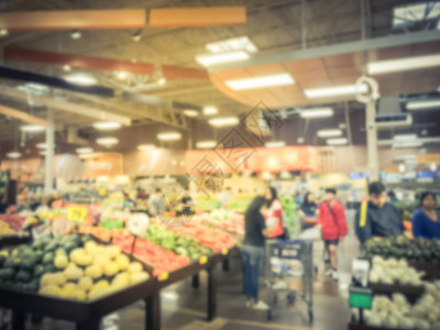 在美国德克萨斯州欧文的杂货店购买新鲜水果和蔬菜的顾客动作模糊展出当地种植的有机农产品超市健康图片