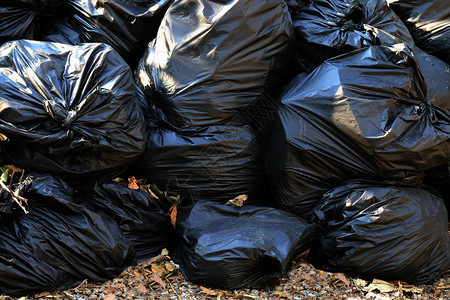 堆废塑料袋许多垃圾特写为背景一堆垃圾塑料黑色污染垃圾塑料垃图片