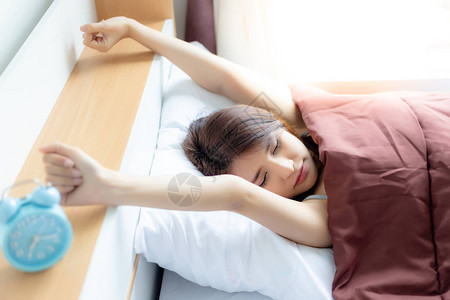 的美女正在伸展手臂和身体华丽的女人在星期一早上醒来她要去上班背景