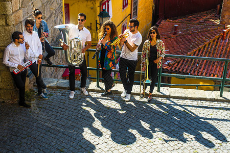 一群音乐家爵士乐队在葡萄牙老波尔图市中心图片