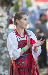 穿着民居日服的美丽的俄罗斯女孩在斯拉夫节日图片