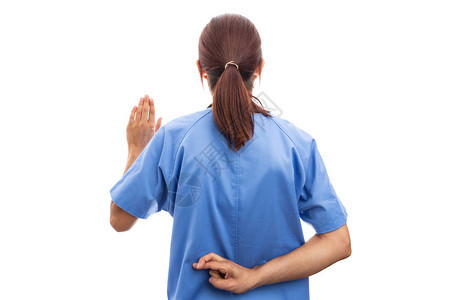 不诚实的女护士或医生用手指交叉在身后做脏话手势的后视图图片