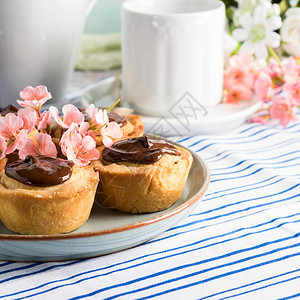 果仁蛋糕樱桃果酱和巧克力霜冻花朵的浪漫桌布图片