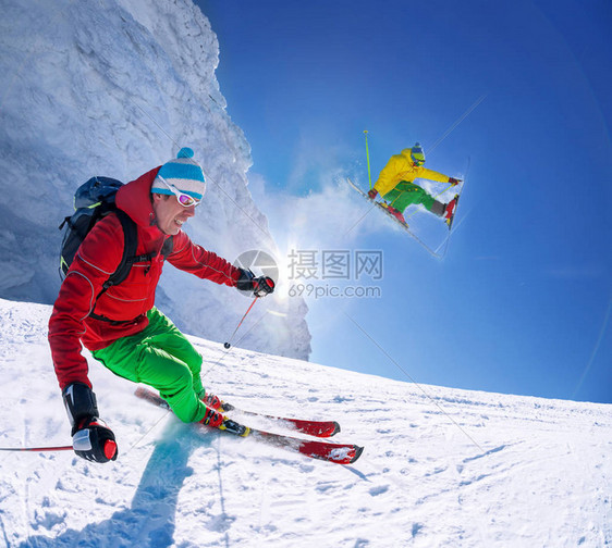 在高山上滑雪与蓝图片