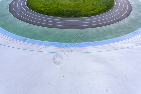 高角度顶视图裁剪了新的空荡的现代公共自行车沥青轨道在露天的彩色路径图片