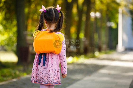 背着书包去上学的小女生图片